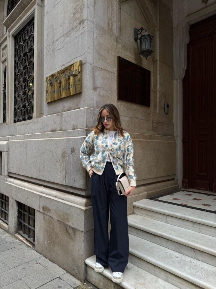 Mavi Çiçekli Fermuarlı Hırka