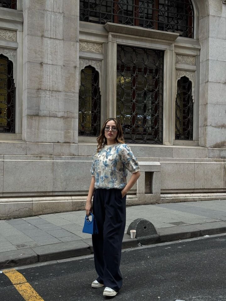 Mavi Çiçek Detay Triko