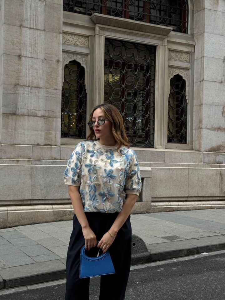 Mavi Çiçek Detay Triko