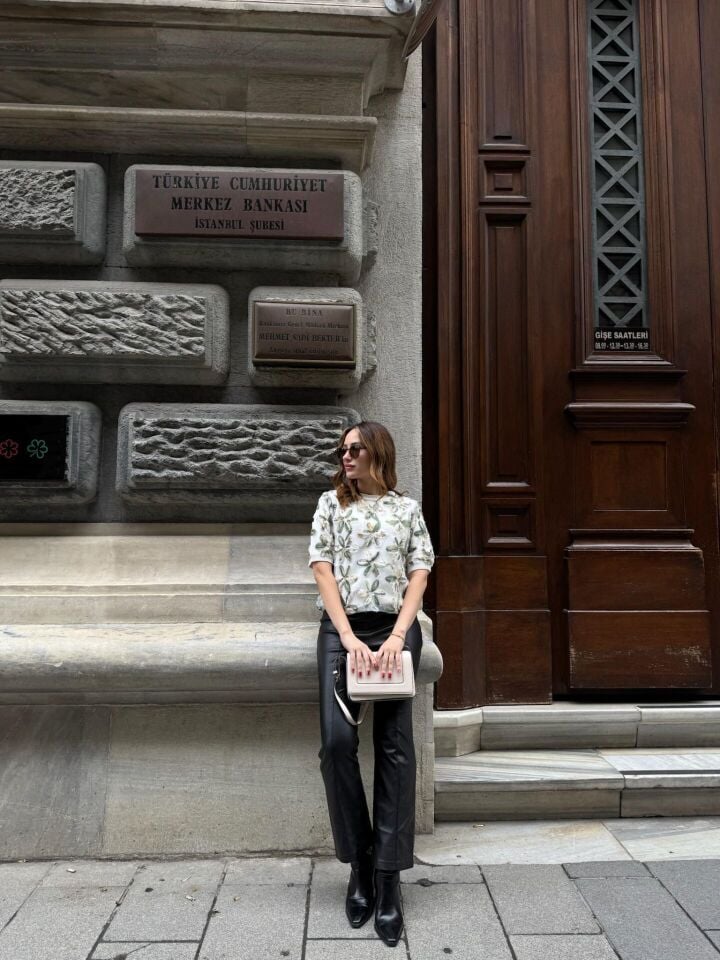 Yeşil Çiçek Detay Triko