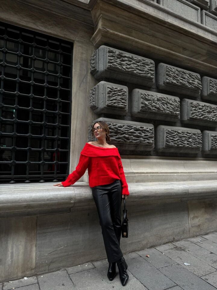 Kırmızı Madonna Yaka Kazak